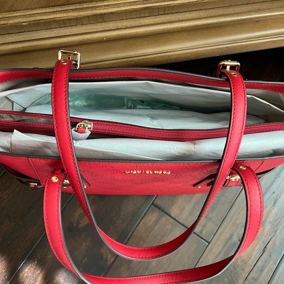 Brand new Micheal Kors tote!Wristlet wallet available as well in good condition - Picture 9 of 9